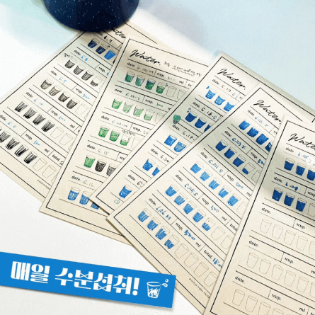 흰 바닥에 놓여진 나뭇잎과 앰플 제형