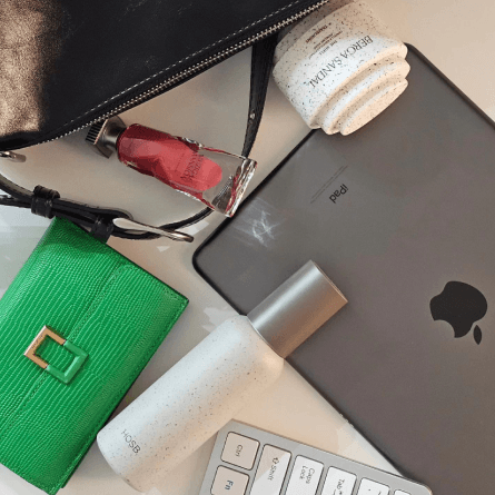 나뭇잎 위에 놓여진 앰플 미스트. 호습(HOSB)이라고 적힌 용기