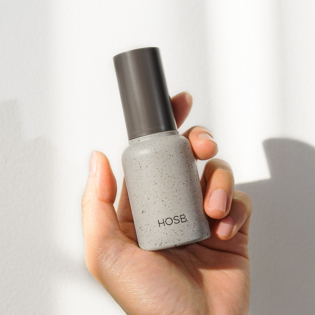 호습(HOSB)이라고 쓰여있는 앰플을 들고 있는 손